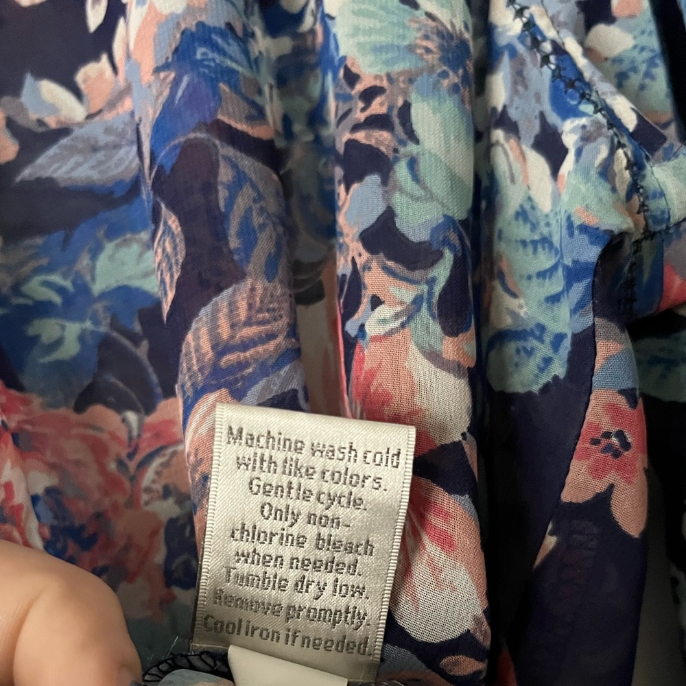 LC Lauren Conrad Size MEDIUM floral blouse 🌸 - Picture 8 of 9